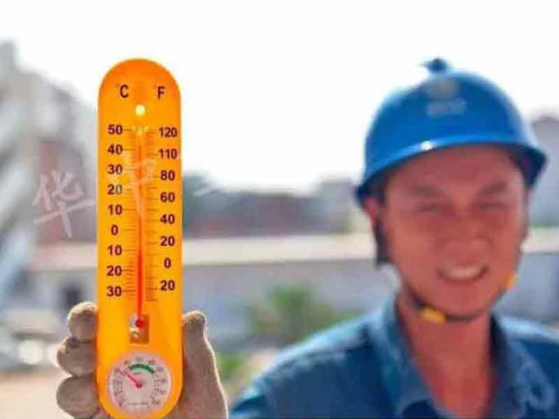 【山东华中重钢有限公司】40℃，钢构工人和烤肉只差一撮孜然…