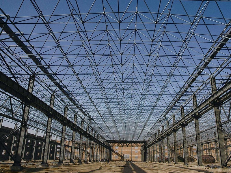 今天钢结构网架工程实力厂家华中重钢小编为您简单普及网架结构的应用。